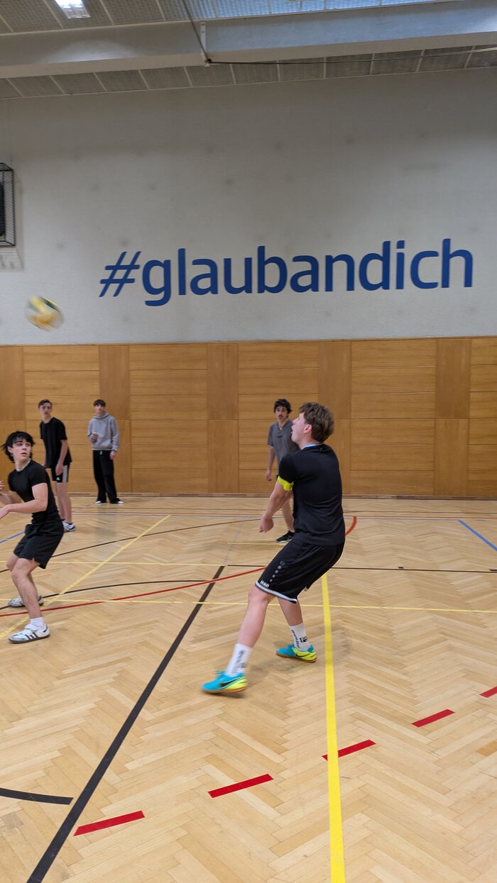 Volleyball Schulcup am Reithmann Gymnasium: Starke Motivation gegen starke Gegner – HTL Anichstraße