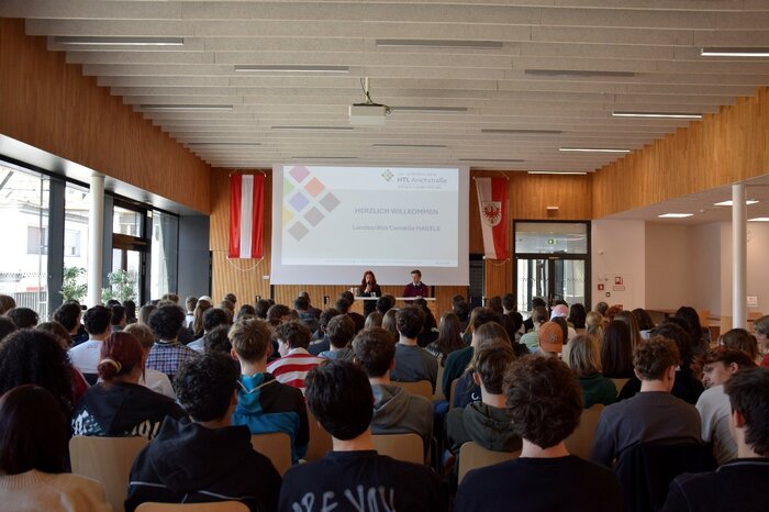 Besuch von Landesrätin Cornelia Hagele an der HTL Anichstraße – HTL Anichstraße