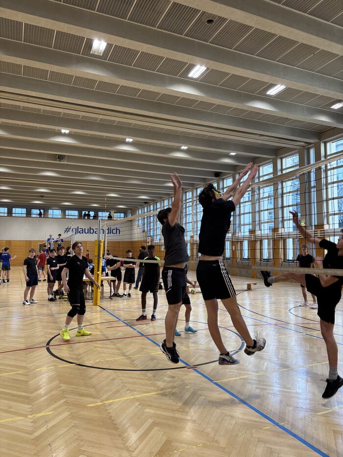 Volleyball Schulcup am Reithmann Gymnasium: Starke Motivation gegen starke Gegner – HTL Anichstraße