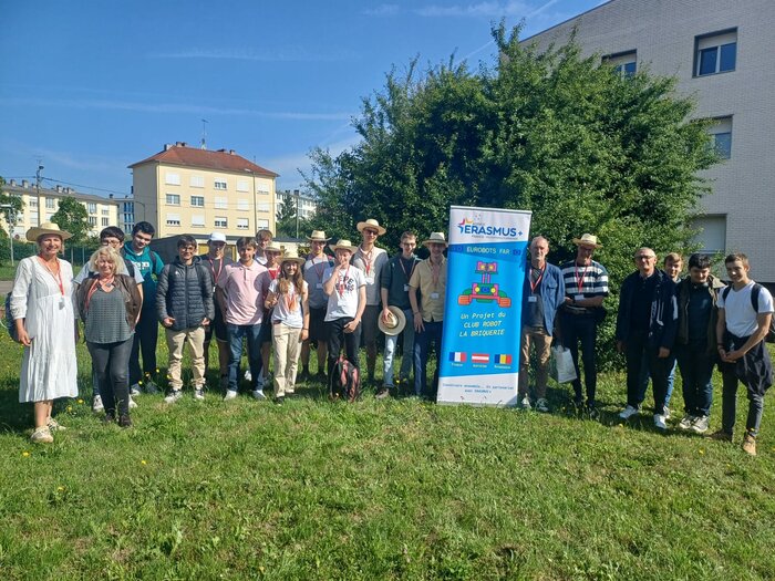Schülergruppe beim Technobot in Frankreich – HTL Anichstraße