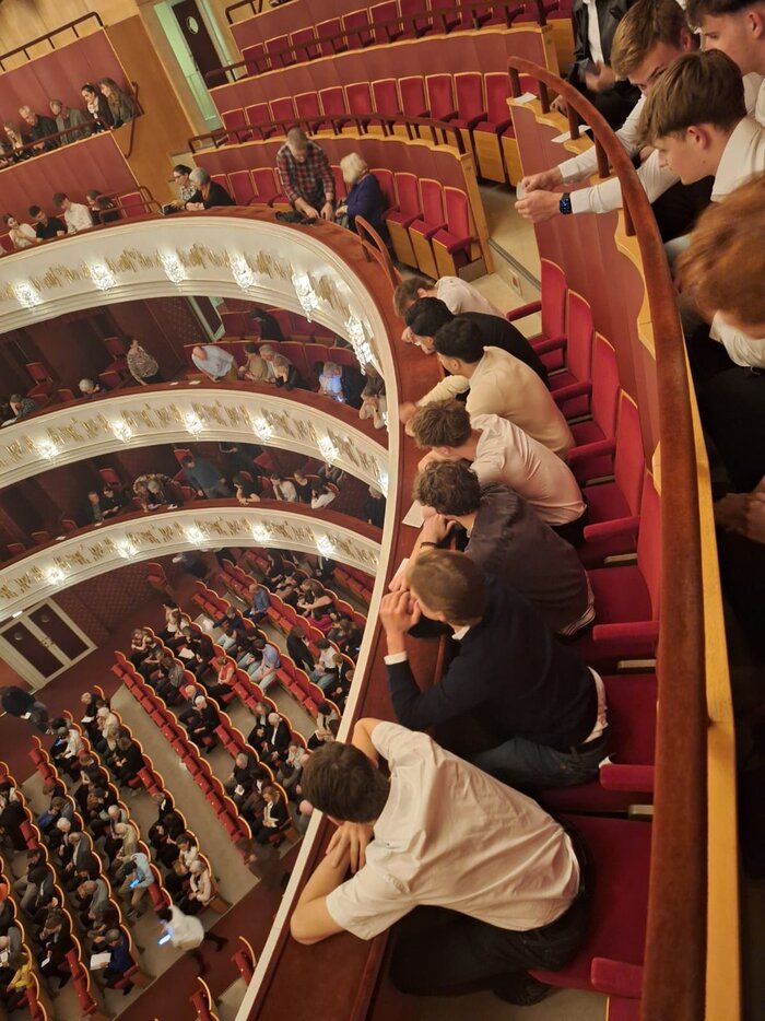Statt immer Schulalltag einmal Theaterluft schnuppern – HTL Anichstraße